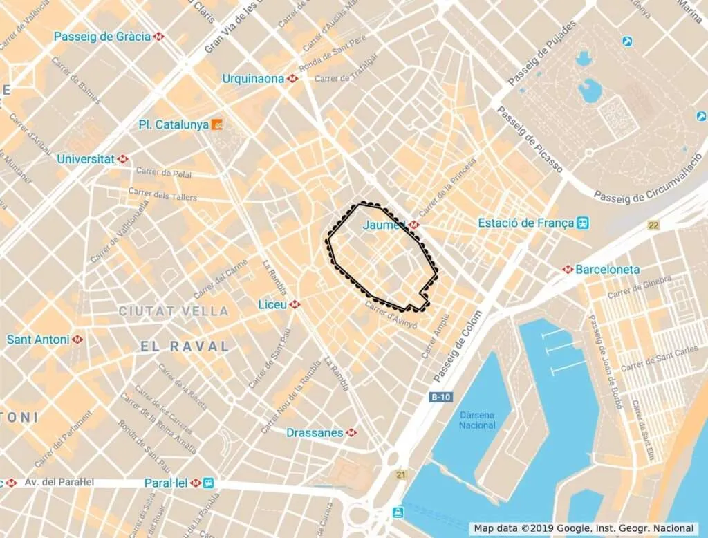 Extensión de Barcelona en el siglo X, superpuesto en el mapa actual de Barcelona