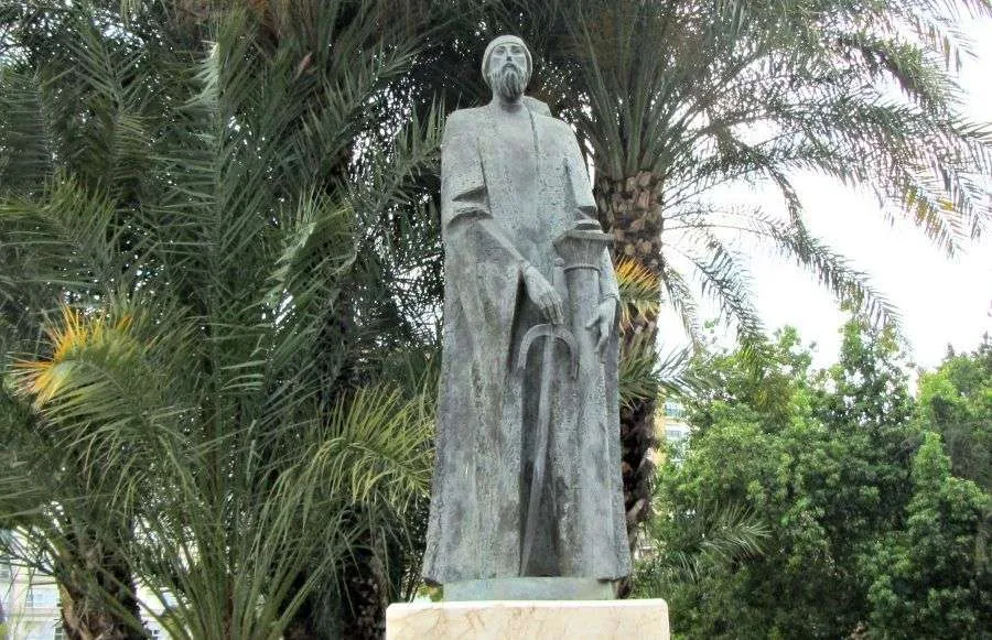 Estatua del emir Abd al-Rahman II de Córdoba en Murcia, ciudad que fundó