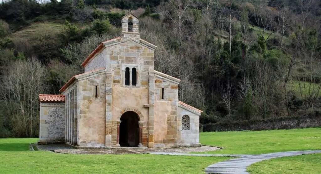 Iglesia de San Salvador de Valdediós, fundada en el 893