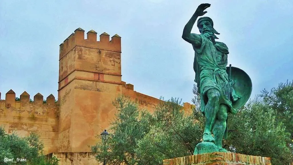 Estatua de Ibn Marwán en la alcazaba de Badajoz