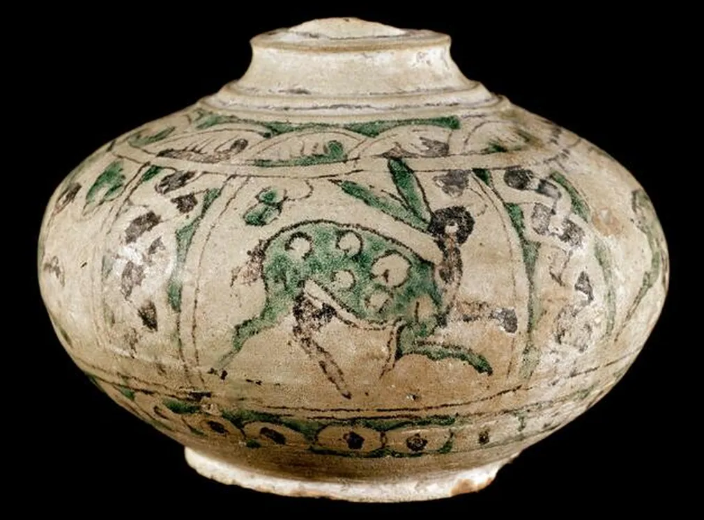 Jarro de las liebres de Medina Elvira, siglo X, cerámica vidriada verde y manganeso localizada en el Museo Arqueológico y Etnológico de Granada