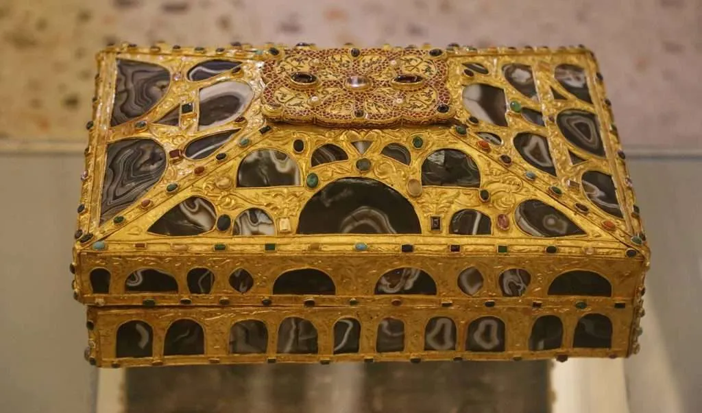 Caja de las Ágatas, pieza de orfebrería elaborada seguramente en el castillo de Gauzón y donada por el infante Fruela a la catedral de Oviedo en el 910