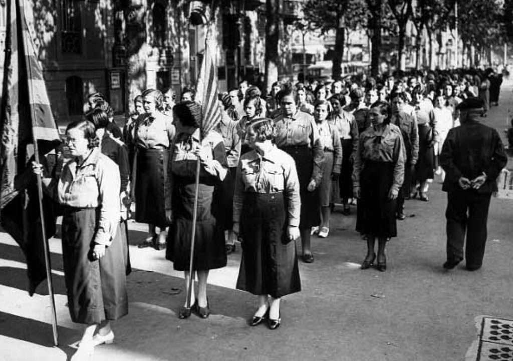 Militantes femeninas de las JEREC desfilando en Gran Vía, 22 de octubre de 1933