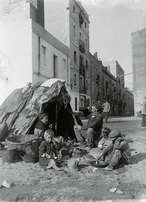 Familia comiendo en el exterior de una barraca/tienda cerca de la calle Marina, 1929-1935, por Josep Maria Sagarra i Plana