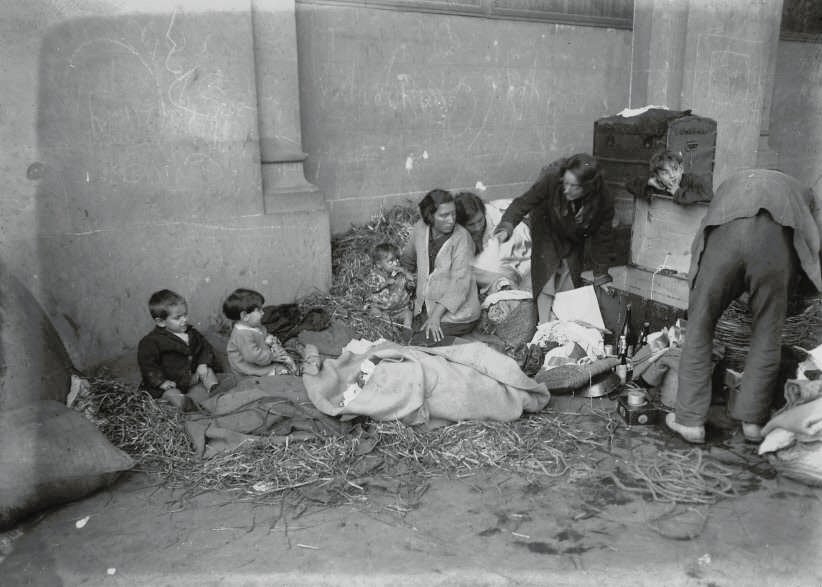 Familia sin techo viviendo entre basura de una calle de Barcelona, 1931, por Gabriel Casas i Galobardes