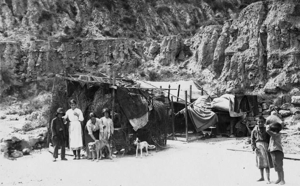 Familias habitando la montaña de Montjuic con barracas frente a las cuevas, 1926-1939, por Josep Maria Sagarra i Plana