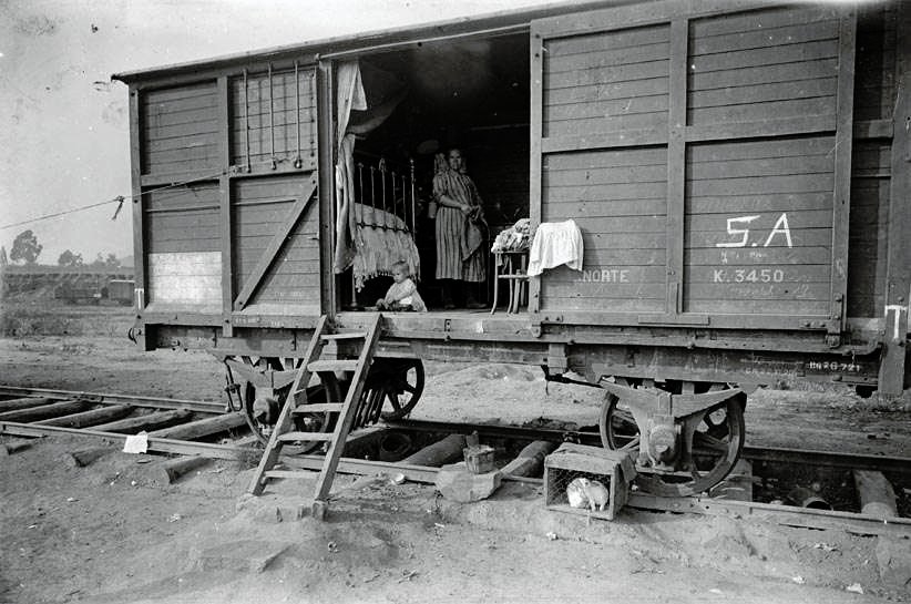 Vagón de tren abandonado y ocupado como una casa en la zona de barracas, 1925-1940, por Ramon Claret o Joan Bert