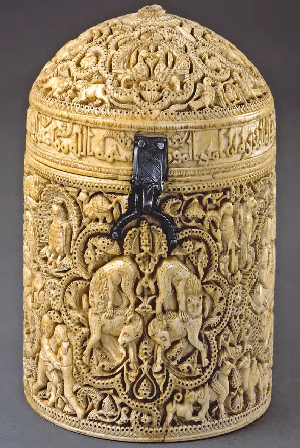 Bote de marfil de al-Mugira, datado del 968 con leones atacando a toros