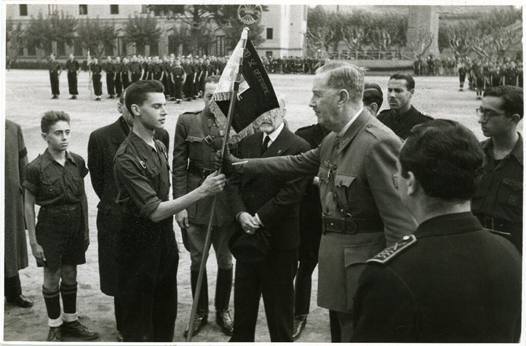 Alfredo Kindelán entregando un estandarte a jóvenes falangistas. 2 de mayo de 1942, por Carlos Pérez de Rozas