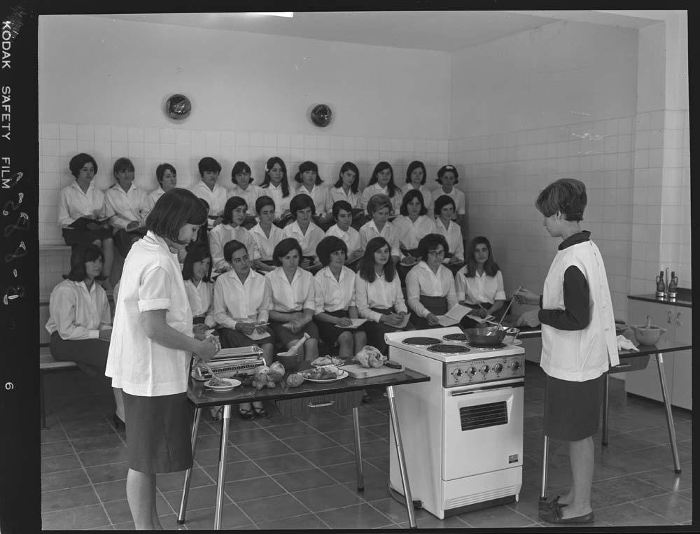 Clase de cocina en la Escuela de la Sección Femenina de la Falange Española y de la JONS. Granja Escuela San Isidro, 1967