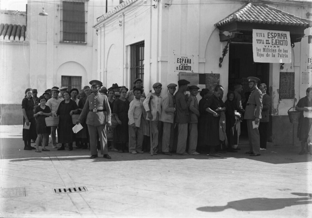 Cola del racionamiento en Sevilla