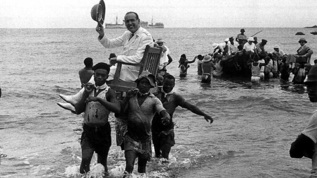 Desembarco en Bata del gobernador de la Guinea española Juan María Bonelli (1943-1949). La jerarquía racial queda clara.