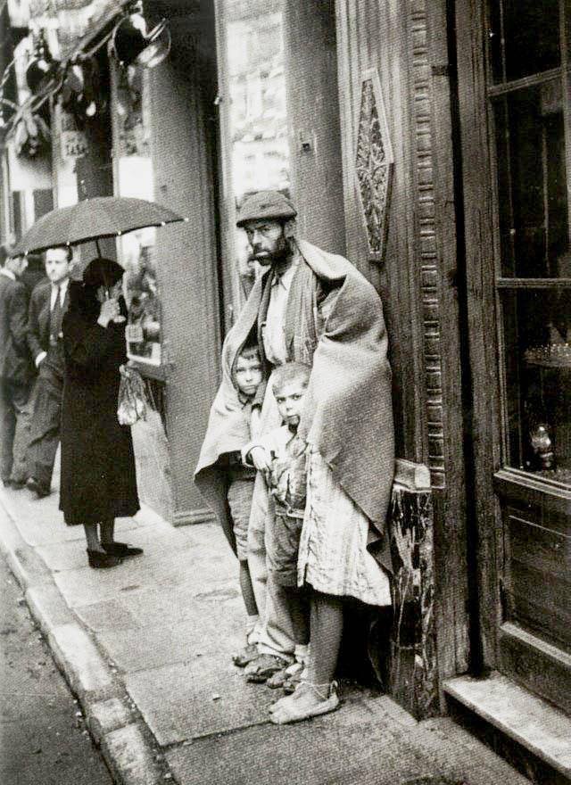 Mendigo junto a sus dos hijos. Madrid, 1940, por Hermes Pato