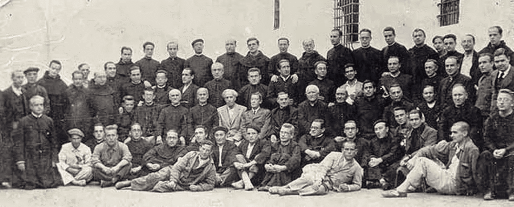 El socialista Julián Besteiro encarcelado en Carmona, Sevilla, en enero de 1940, junto a sacerdotes católicos, represaliados por ser nacionalistas vascos.