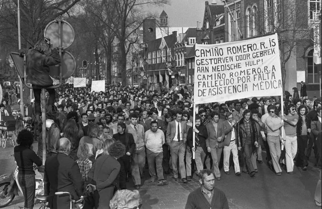 Trabajadores migrantes españoles y marroquíes protestan la discriminación y condiciones laborales. Países Bajos, 1974.