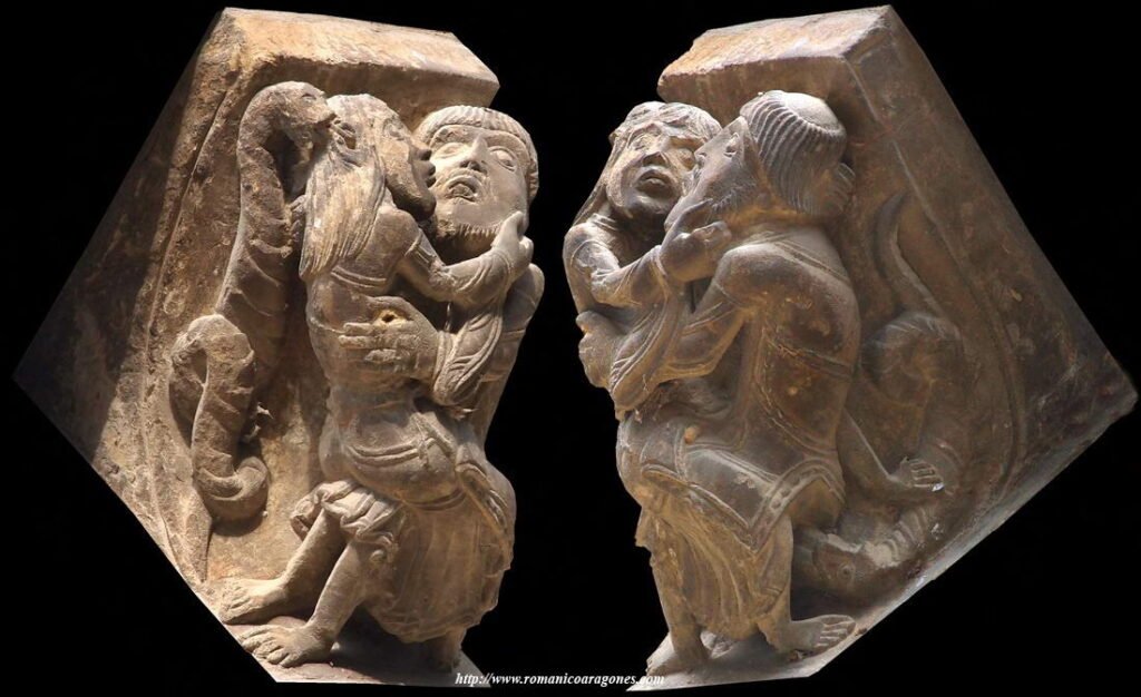 Clérigo a punto de besar a una mujer en un canecillo de la iglesia de Santa María de Uncastillo (Huesca)