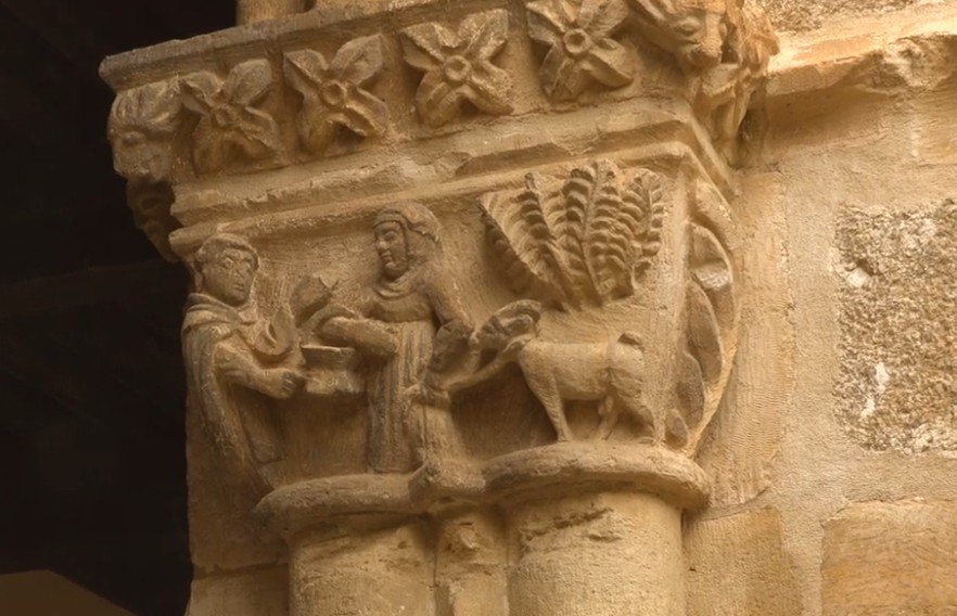Iglesia de Santa María la Real de Nieva (Segovia). Capitel de una mujer pagando la renta señorial con leche de cabra