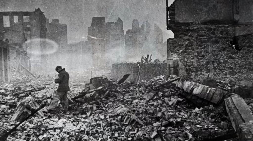Un joven Joseba Elosegi, en las ruinas de Guernica tras el bombardeo alemán