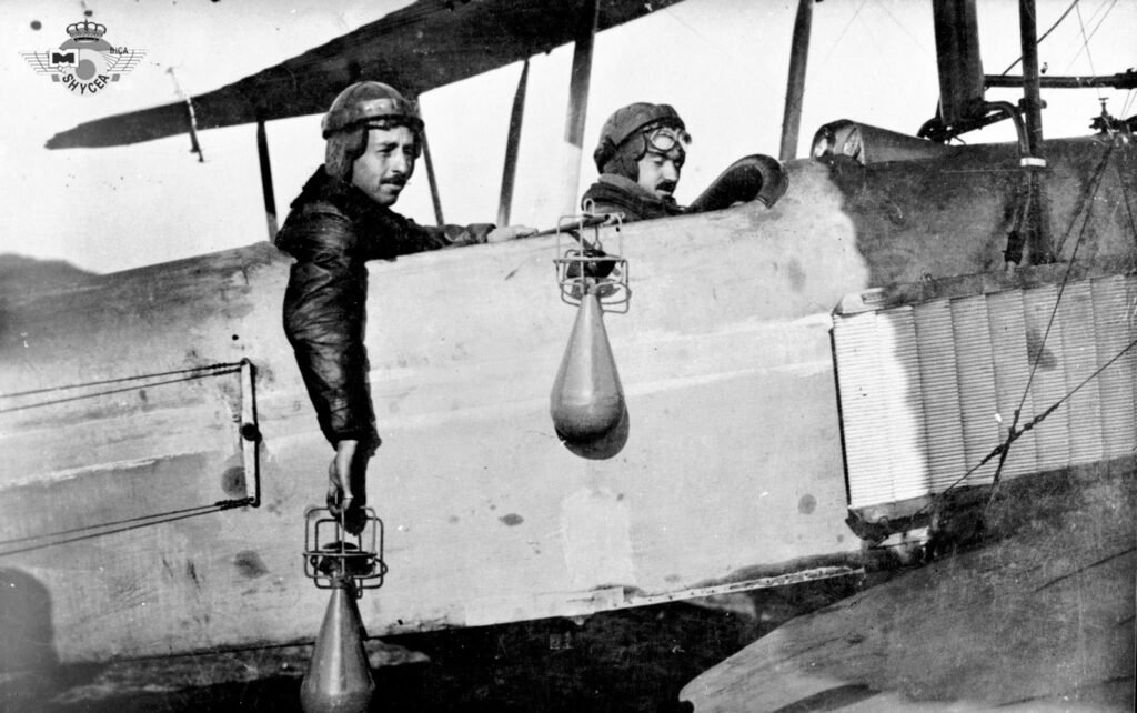 Capitanes Barrón y Cifuentes en un biplano desde el que lanzaron bombas en 1913
