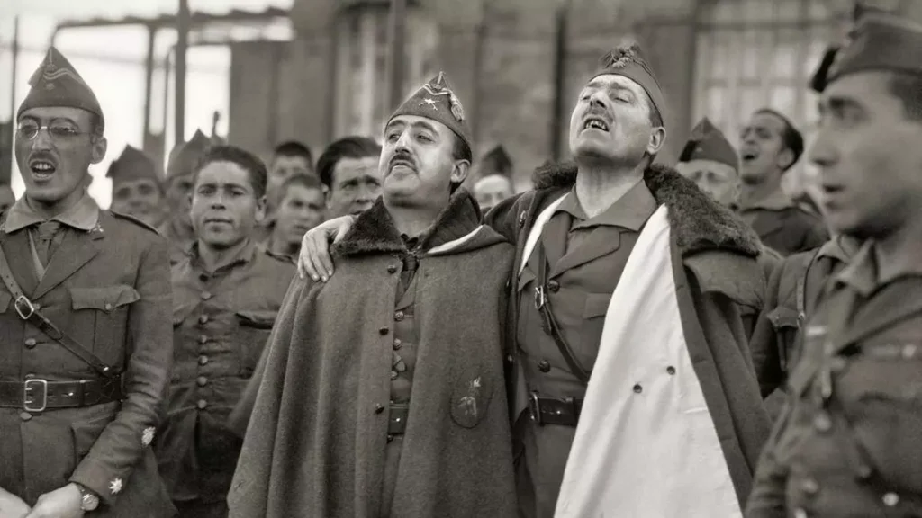 Francisco Franco y Millán Astray abrazados mientras entonan cánticos legionarios en el cuartel de Dar Riffien, en 1926