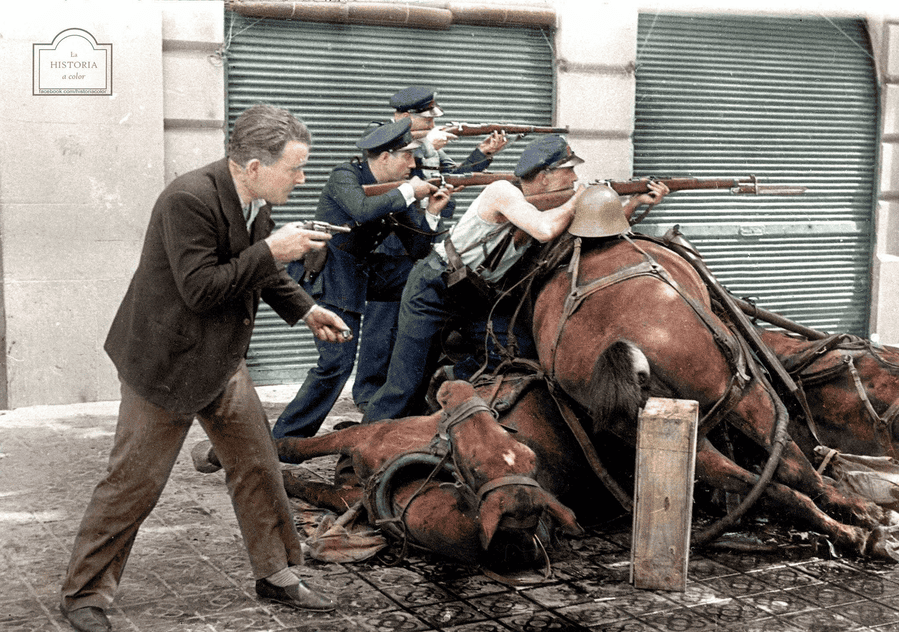 Guardias de asalto usando caballos heridos como barricada en la supresión del golpe de Estado en Barcelona, julio de 1936