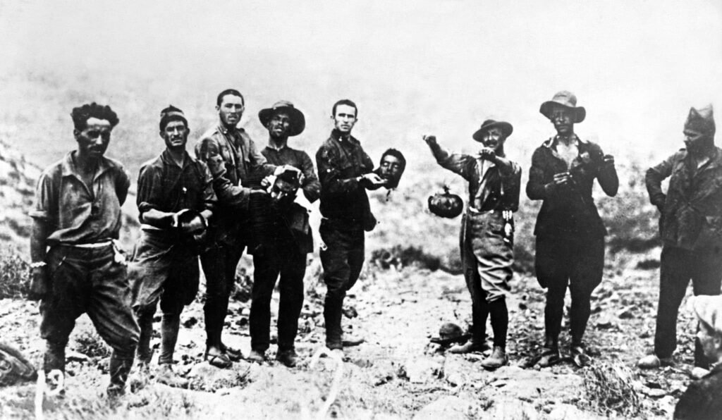 Tropas de la Legión española sosteniendo cabezas de rifeños decapitados, 1922